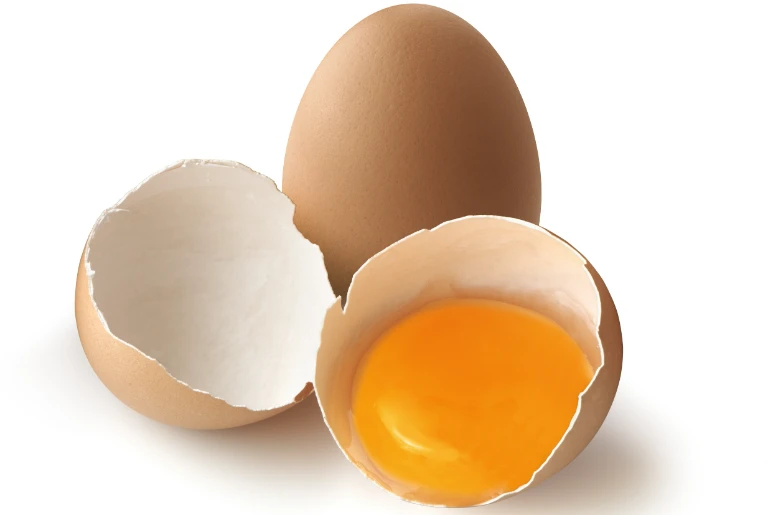Jajka oraz żółtko w skorupce jajka