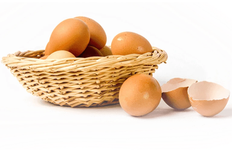 Wiele jaj w koszu wiklinowym